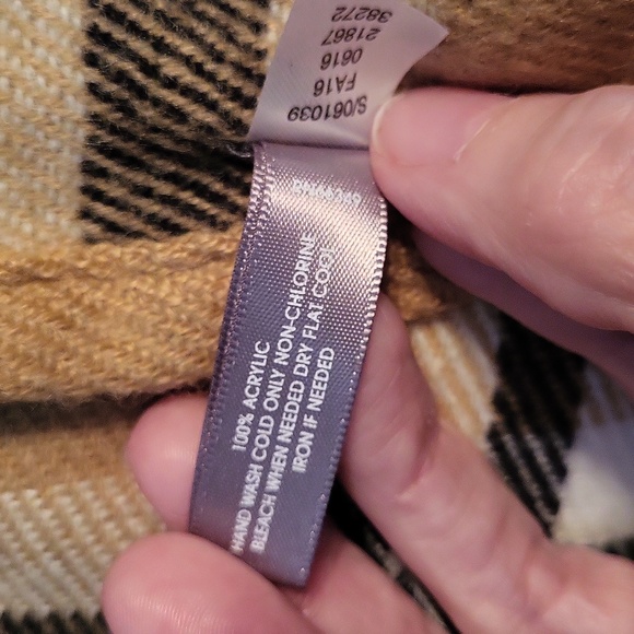 🩷 3/$15 Charter Club Camel Plaid Shawl, One Size, NWT - Picture 6 of 6